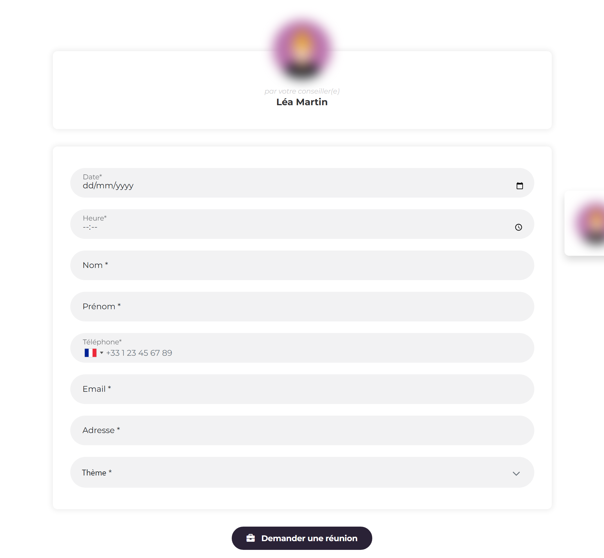 Formulaire Demander une réunion : en haut la photo floutée et le nom Léa Martin, puis les champs Date, Heure, Nom, Prénom, Téléphone, Email, Adresse, Thème et le bouton Demander une réunion