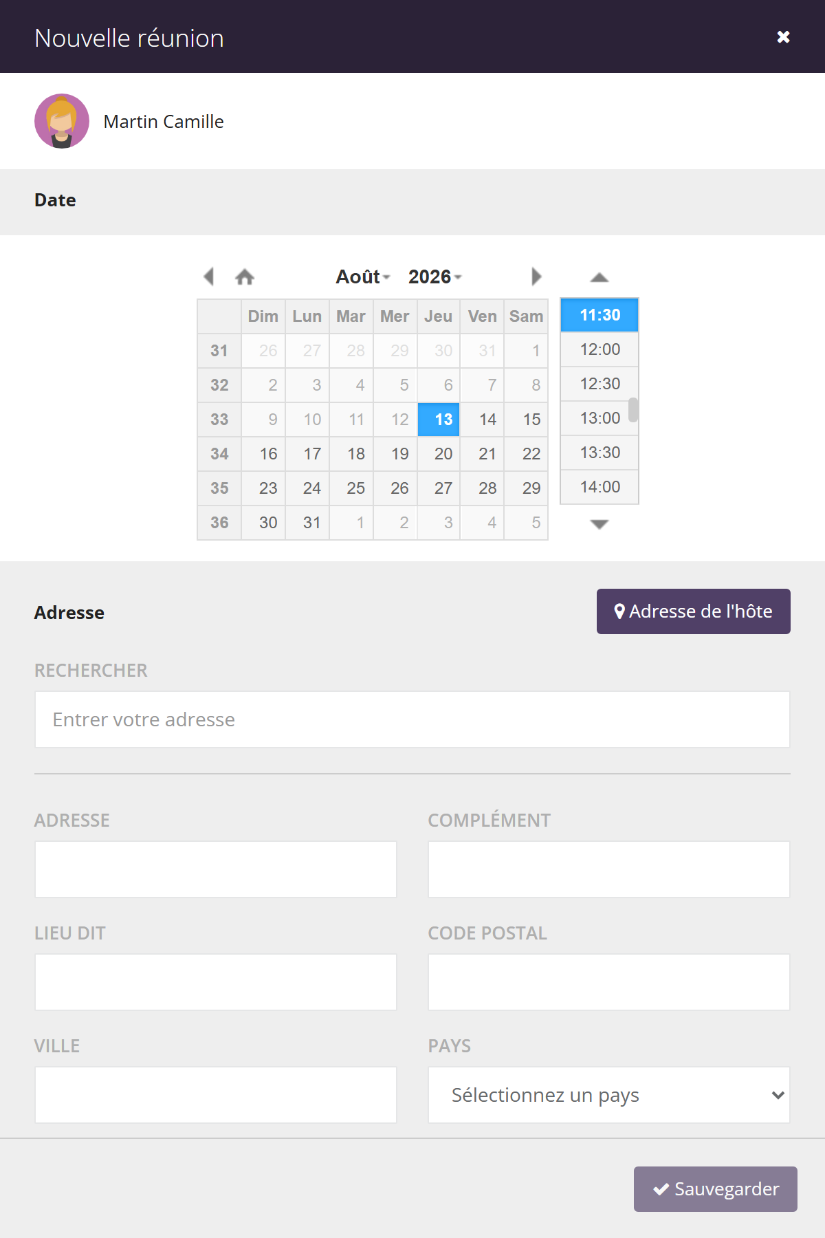 Panneau Nouvelle réunion ouvert depuis la carte d'une participante : nom de la participante en haut, calendrier Date avec la colonne des heures, bloc Adresse avec le bouton Adresse de l'hôte, champs Adresse, Complément, Lieu dit, Code postal, Ville, Pays, bouton Sauvegarder